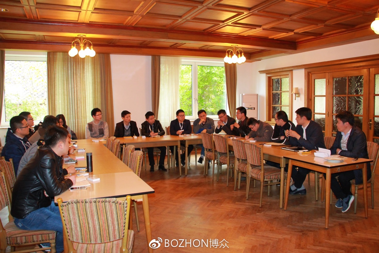 参观结束后，博众员工内部交流讨论，分享学习成果